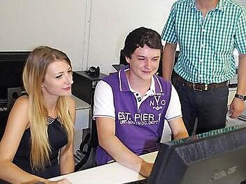 Die Arbeit am Computer gehört heutzutage wohl zu nahezu jedem Berufsfeld - so auch für die angehende Industriekauffrau Verena Götz sowie Mechatroniker Manuel Kestel. Mit im Bild ist (rechts) der Lehrer für Wirtschaft und Verwaltung, Tobias Ernst.  Foto: hs