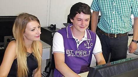 Die Arbeit am Computer gehört heutzutage wohl zu nahezu jedem Berufsfeld - so auch für die angehende Industriekauffrau Verena Götz sowie Mechatroniker Manuel Kestel. Mit im Bild ist (rechts) der Lehrer für Wirtschaft und Verwaltung, Tobias Ernst.  Foto: hs