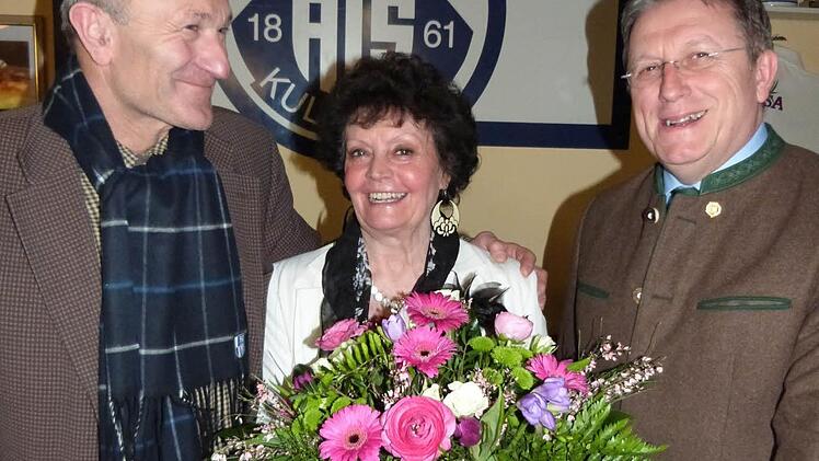 Sie bekleiden auch in Zukunft die wichtigsten Ämter beim ATS Kulmbach: Michael Deichsel, Vorsitzender für Finanzen, und Heidesuse Wagner, Vorstandsvorsitzende und Vorsitzende für Sport. Rechts Oberbürgermeister Henry Schramm. Foto: Werner Reißaus