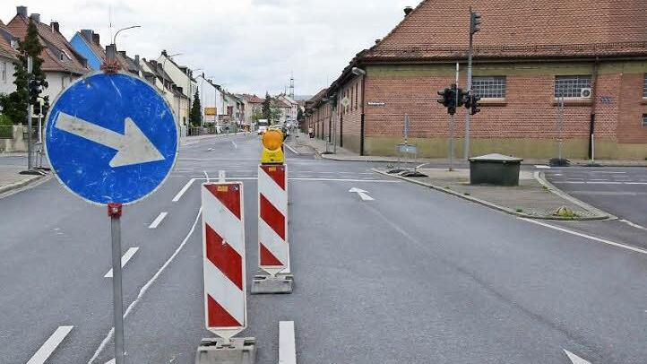 Auf der Zollnerstraße darf man nur geradeaus fahren und rechts abbiegen. Von der Weißenburgstraße geht es ebenfalls nur nach rechts, das Queren der Kreuzung und Linksabbiegen ist zudem verboten. Foto: Ronald Rinklef