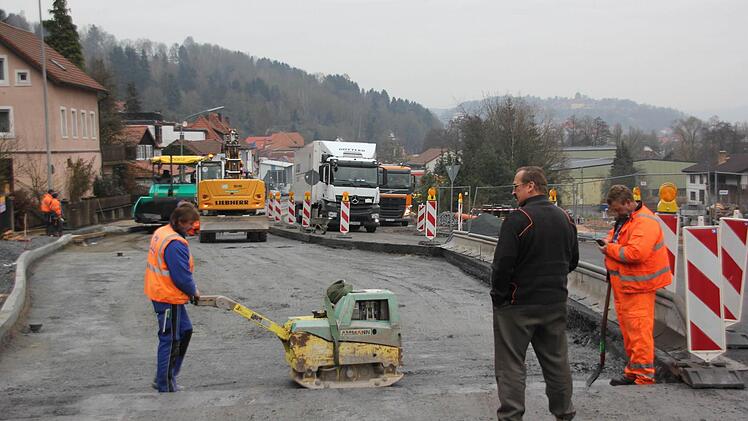 Letzte Arbeiten mit dem Rüttler, bevor es weitergeht.  Foto: Friedwald Schedel
