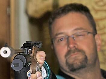 Nach einer Pause von mehreren Monaten fand der Eberner Carsten Präger bei seinem ersten Einsatz in dieser Saison bestens in den Wettkampf zurück, was auch seine guten 364 Ringe aufzeigen. Foto: Dietz