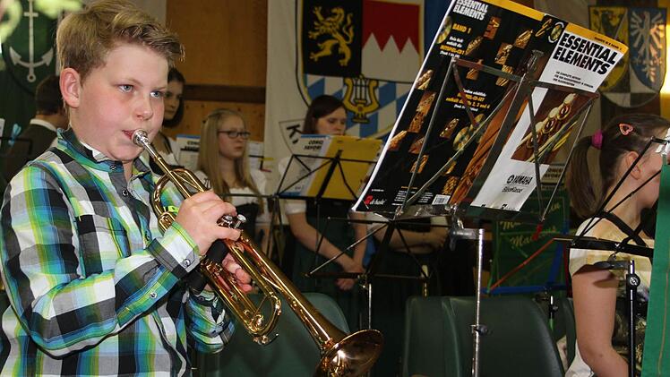 Erst seit Herbst spielen die Mitglieder des "Blechwürmchen"-Ensembles, doch der Nachwuchs zeigte sich in Bestform.