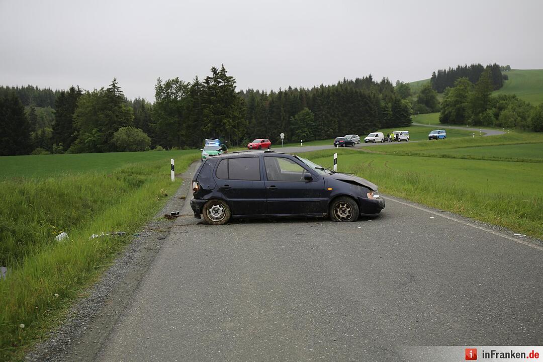Mann aus Auto geschleudert und schwer verletzt - Pkw in der Kurve von Straße abgekommen und ueberschlagen