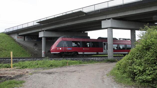 Diese Br&uuml;cke bei der Autobahn-auffahrt Baiersdorf-Nord wird von der Bahn abgebrochen und neu gebaut. Foto: Josef Hofbauer