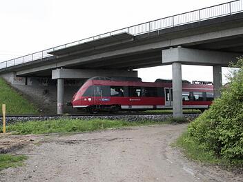 Diese Brücke bei der Autobahn-auffahrt Baiersdorf-Nord wird von der Bahn abgebrochen und neu gebaut. Foto: Josef Hofbauer