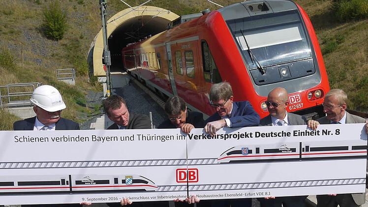Symbolischer Lückeschluss am Süd-Portal des Tunnels "Müß". Foto: Berthold Köhler