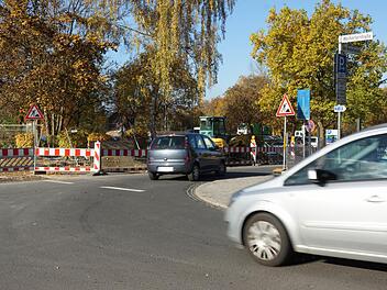 Die Kreuzung wird am Mittwoch aufgefräst. Daher ist der Parkplatz Weihertorplatz von dieser Seite aus nicht zu erreichen. Foto: Arkadius Guzy