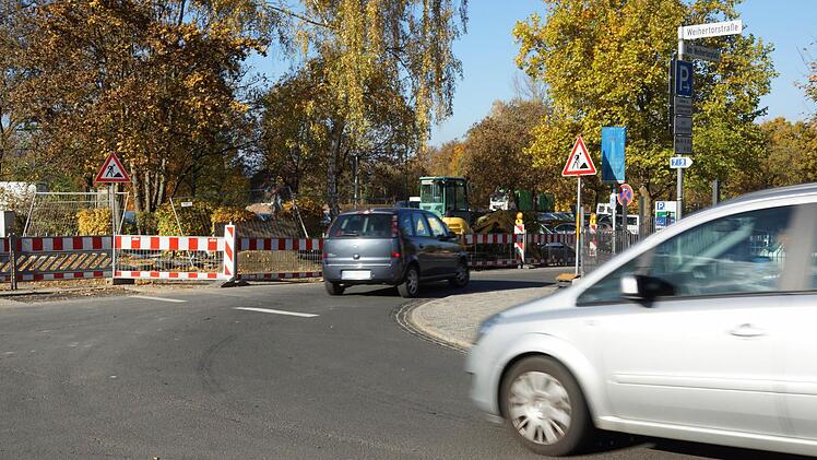 Die Kreuzung wird am Mittwoch aufgefräst. Daher ist der Parkplatz Weihertorplatz von dieser Seite aus nicht zu erreichen. Foto: Arkadius Guzy