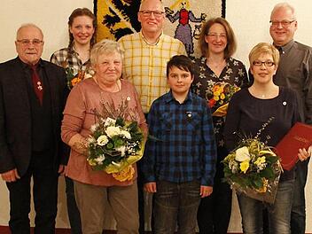 Geehrt haben die Naturfreunde Presseck anlässlich ihrer Jahreshauptversammlung die Familie Sandra, Frank und Katharina Wunner (im Hintergrund, flanktiert von Vorsitzendem Elmar Gahn, links, und 2. Bürgermeister Stefan Sigmund) und Luca Gahn (vorn Mitte). Außerdem Silke Tempel (vorn rechts) und für 50-jährige aktive Mitgliedschaft Marie Lindenberger (vorn links). Foto: Klaus Klaschka