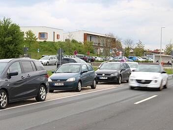 Zu den Stoßzeiten parken entlang der Rothenburger Straße in Höchstadt viele Eltern, deren Kinder in die Realschule gehen.  Foto: Christian Bauriedel