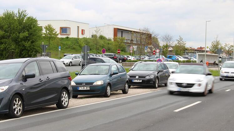 Zu den Stoßzeiten parken entlang der Rothenburger Straße in Höchstadt viele Eltern, deren Kinder in die Realschule gehen.  Foto: Christian Bauriedel