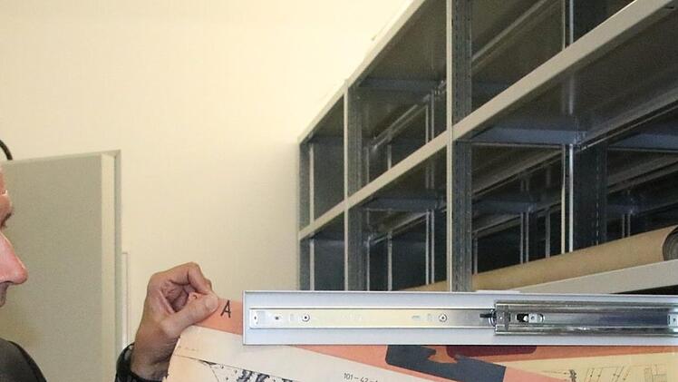 Konrad Unsleber, Chef des Bad Kissinger Amtes für Digitalisierung, Breitband und Vermessung (ADBV), zeigt eine der alten Karten im neuen Archiv. Foto: Ralf Ruppert