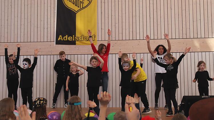 Die "flotten Bienchen" eröffneten das Programm.    Foto: Johanna Blum