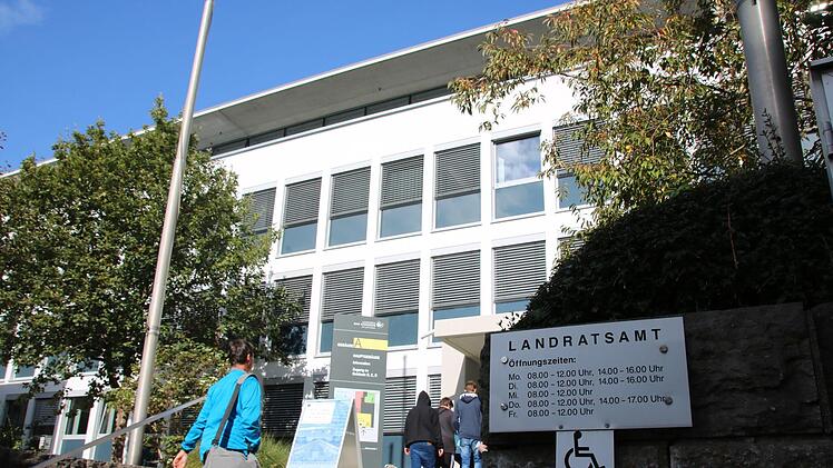 Das Landratsamt als Sitz der Landkreis-Verwaltung (im Bild), sämtliche andere Gebäude und Grundstücke sowie das bewegliche Vermögen in Landkreis-Besitz waren bei Erstellung der Eröffnungsbilanz der Doppik im Jahr 2012 rund 127 Millionen Euro wert.  Foto: Ralf Ruppert, gemalt von Toni