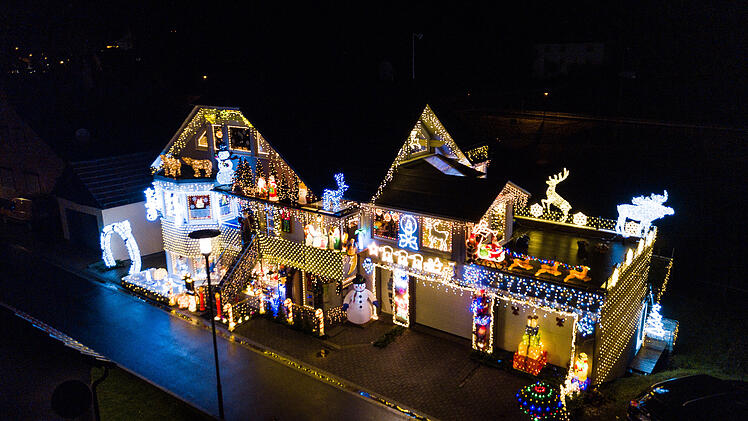 Aura: 100.000 Lichter leuchten im Advent: Familie macht ihr Haus zum Weihnachtshaus