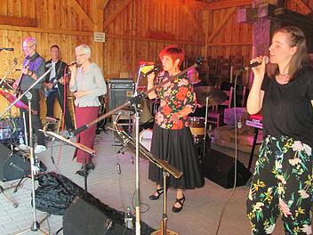 Mit einem variantenreichen Sacro-Pop-Konzert meldete sich "Jericho" in der Saalestadt zurück (v. l.) Volker Büchs, Frank Seifert, Barbara Oschmann, Eva Schürmann und Carolin Büchs.