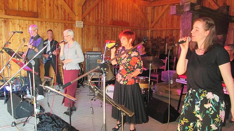 Mit einem variantenreichen Sacro-Pop-Konzert meldete sich "Jericho" in der Saalestadt zurück (v. l.) Volker Büchs, Frank Seifert, Barbara Oschmann, Eva Schürmann und Carolin Büchs.