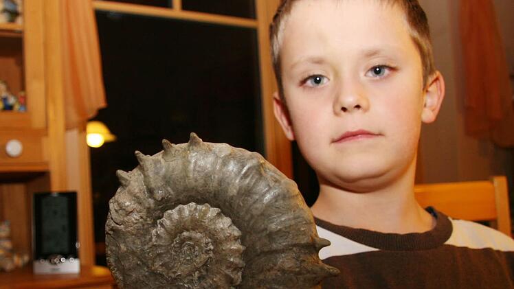 Die Schnecke mit den Stacheln findet Klein-Emilio (7) besonders schön.