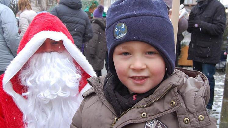 Tim Leicht aus Ebensfeld ist auf  Augenhöhe mit dem Nikolaus, von dem er sich einige Geschenke erhofft.