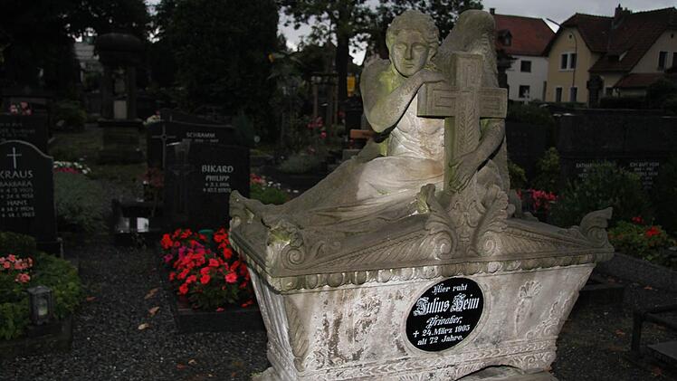Das Grabmal mit dem Engel, der das Kreuz umfasst, erinnert an den Privatier Julius Heim, der Anfang des vergangenen Jahrhunderts verstorben ist.