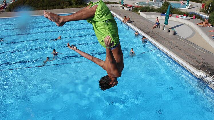Ab ins kühle Nass: Die Freibäder eröffnen die Sommersaison.  Foto: Michael Gründel (Archiv)
