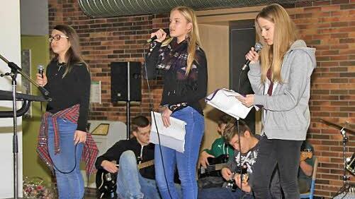 Pop-Balladen stimmten Schüler der Mittelschule Herzogenaurach an. Foto: Richard Sänger