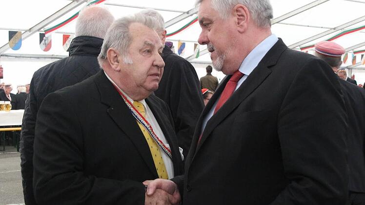 OB Norbert Tessmer (rechts) im Gespräch mit dem langjährigen Sportamtsleiter Henner Huhle. Foto: Simone Bastian
