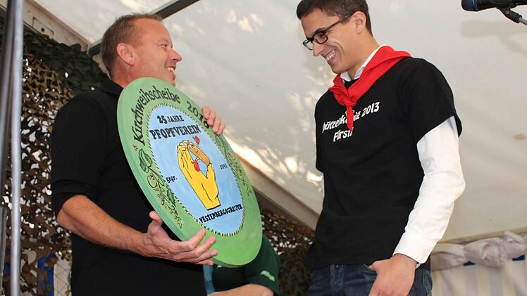 Die Kirchweihscheibe ging an Christian Fürstenhöfer.  Foto: Evi Seeger