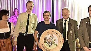 Die Ehrenscheibe des Schützenvereins Unfinden gewann Christian Schüll mit einem 12-Teiler vor Peter Kettler (links) mit einem 70,7-Teiler und Günter Streng (rechts) mit einem 71,5-Teiler. Links Sportleiterin Ilse Baumeister, rechts Zweiter Sportleiter Daniel Gießl. Fotos: Gerold Snater