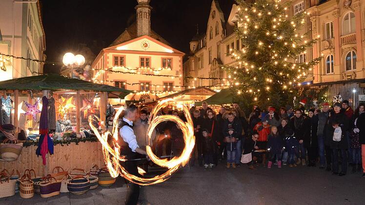 Feuer- und Lasershow von Markus Just auf dem Bad Kissinger Weihnachtsmarkt 2016. Foto: Peter Rauch