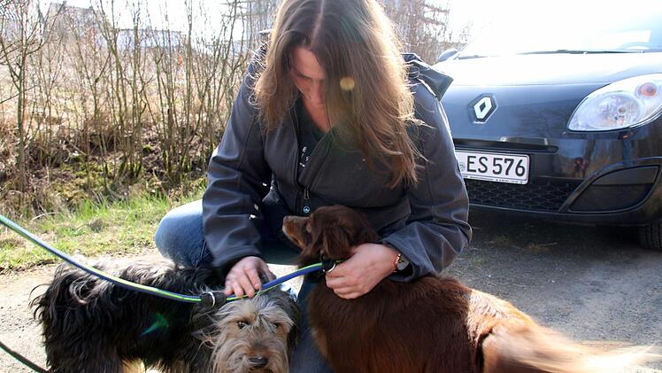 Erleichtert konnte Katrin Schuster ihre Ausreißer Purzel (links) und Chichi in die Arme schließen.