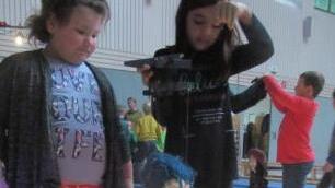 Das Highlight am Schluss des Stückes war als die Puppen zum Publikum kamen und die Kinder selbst ausprobieren durften, dass es nicht so einfach ist die Puppen nur mit kleinen Fäden zu steuern.  K.- H. Hofmann