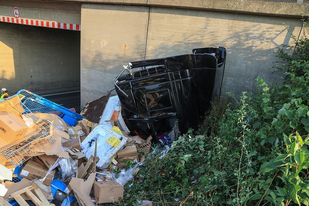 Bei Würzburg: Spektakulärer Sturz auf der A3 – Sattelzug fällt  von Autobahnbrücke auf Staatsstraße