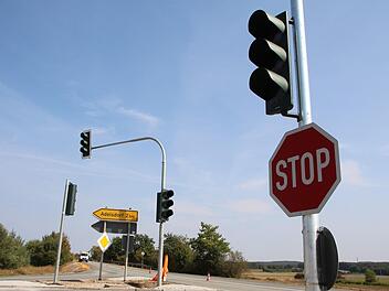 Endspurt bei der Sanierung: Die Ampeln, die an der B 470 installiert wurden, werden voraussichtlich am Dienstag in Betrieb genommen. Fotos: Franziska Rieger