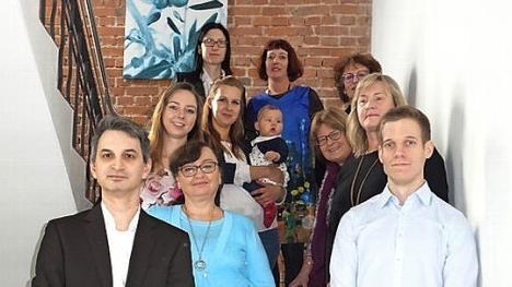 Die Kursteilnehmer: Tino di Filippo (links unten, im Uhrzeigersinn folgen) Nadja Becker, Nadine Senkel, Sabrina Pavelka mit Tochter, Doreen B&ouml;ttger, Tanja Schmidt, Kursleiterinnen Andrea Stegmeyer und Claudia Br&uuml;gmann, Liane Erlwein und Alexander Friesner  Foto: Ines Jeske