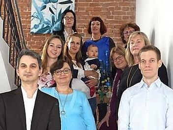 Die Kursteilnehmer: Tino di Filippo (links unten, im Uhrzeigersinn folgen) Nadja Becker, Nadine Senkel, Sabrina Pavelka mit Tochter, Doreen B&ouml;ttger, Tanja Schmidt, Kursleiterinnen Andrea Stegmeyer und Claudia Br&uuml;gmann, Liane Erlwein und Alexander Friesner  Foto: Ines Jeske