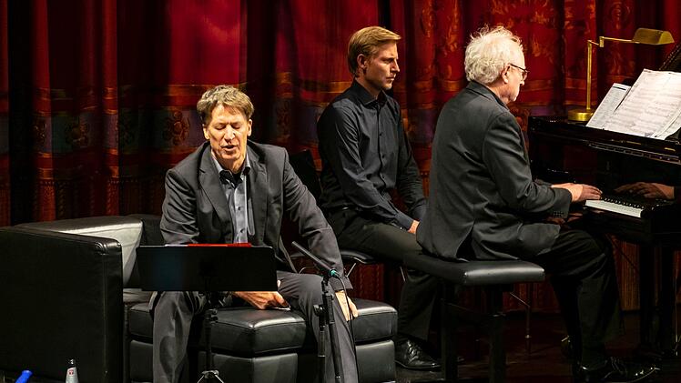 Die Mezzosopranistin Anne Sofie von Otter, der Pianist Bengt Forsberg und der Schauspieler Tobias Moretti gestalteten einen Shakespeare-Abend zum Abschluss des Festivals "Lied & Lyrik" im ETA-Hoffmann-Theater Bamberg.Foto: Matthias Hoch