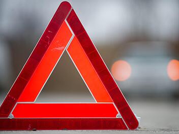 Die Frau geriet beim &Uuml;berholen aus bisher unbekannten Gr&uuml;nden aufs Bankett und ihr Auto &uuml;berschlug sich im Stra&szlig;engraben. Symbolfoto: Franziska Gabbert/dpa