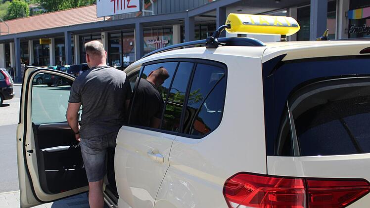 Gregor Schmitt betreibt einen von vier Fahrservices in Bad Brückenau. Foto: Julia Raab