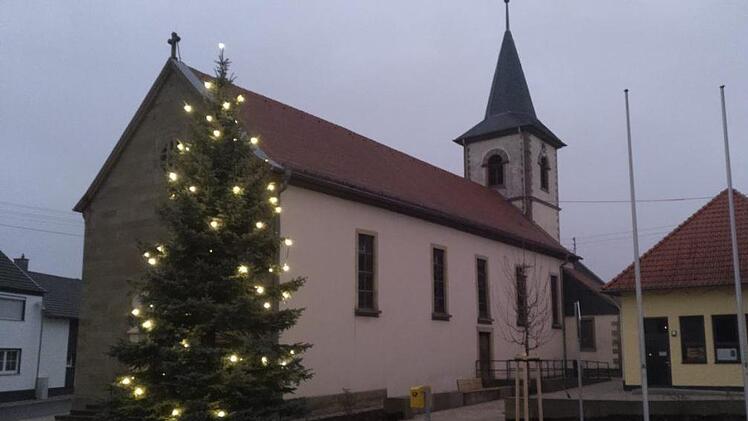 Der beleuchtete Christbaum. Foto: Marco Hornung