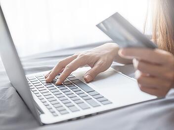Fake-Shops und falsche Anzeigen: Betrüger versuchen gerade im Vorweihnachtsgeschäft ans Geld der Menschen zu kommen.