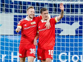 Der Coburger Cedric Teuchert (links) und Max Kruse strahlen nach dem Treffer zum 3:1 in Hoffenheim um die Wette.  Foto: Uwe Anspach, dpa