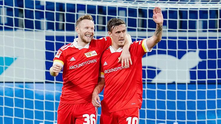 Der Coburger Cedric Teuchert (links) und Max Kruse strahlen nach dem Treffer zum 3:1 in Hoffenheim um die Wette.  Foto: Uwe Anspach, dpa