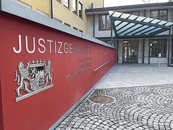 Coburg: Sexualstraftäter musste außerhalb des Saals keine Fußfessel tragen - "eigentlich üblich"