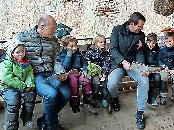 Tobias Haase liest im Waldkindergarten vor.