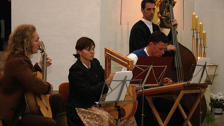 Die Stubenmusik mit Gitarre, Hackbrett und Handharfe Fotos: Galster
