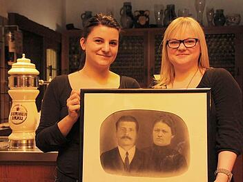 Lisa und Anne Vogel mit einem Bild von Kilian und Barbara Heim, die 1903 den Gasthof "Zum goldenen Stern" übernahmen.  Foto: Markus Reeh