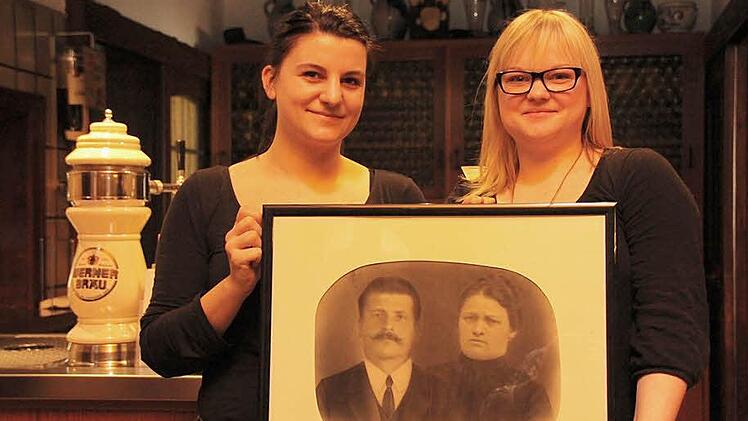Lisa und Anne Vogel mit einem Bild von Kilian und Barbara Heim, die 1903 den Gasthof "Zum goldenen Stern" übernahmen.  Foto: Markus Reeh
