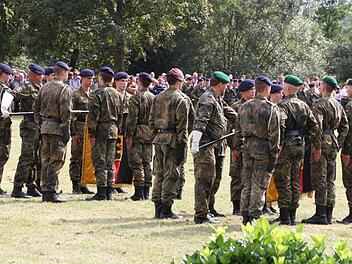 Mehr als 600 Soldaten schworen, der Bundesrepublik treu zu dienen. Sechs Monate lang aber können sie noch einen Rückzieher machen.